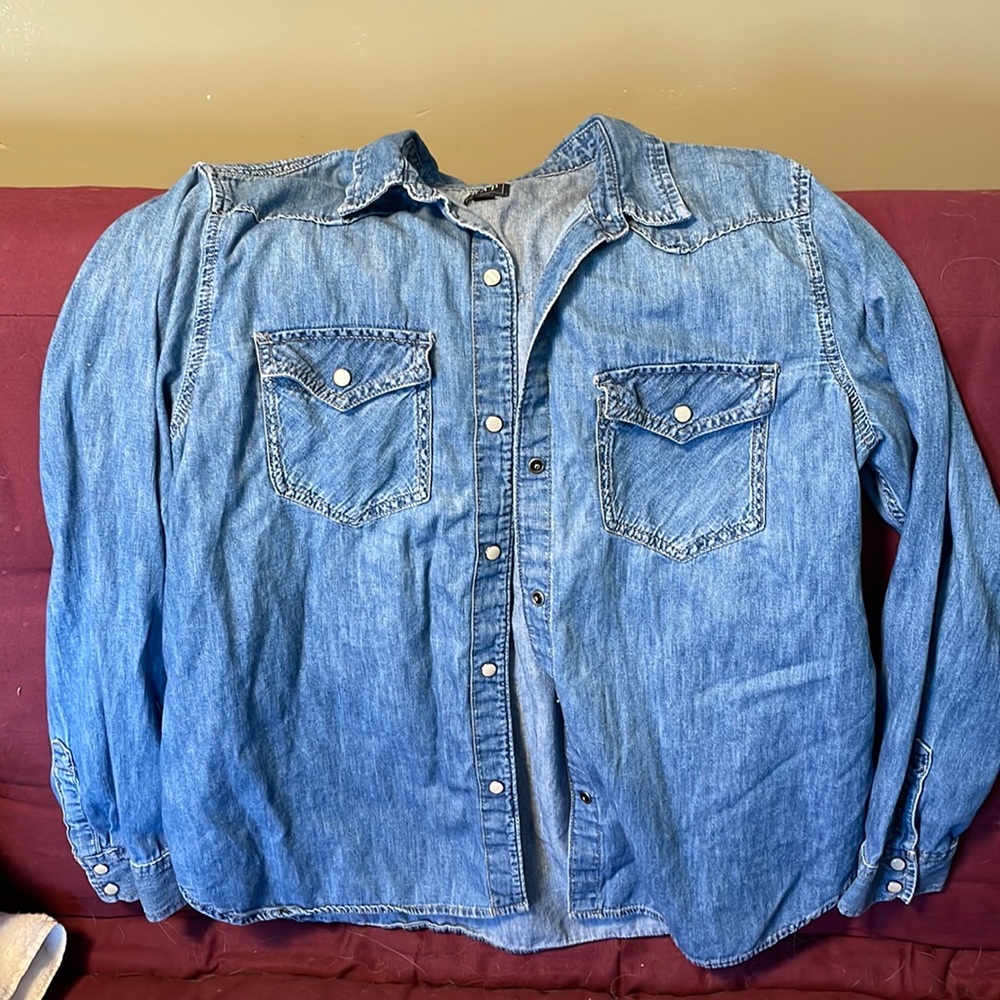 Chambray shirt with snap buttons.